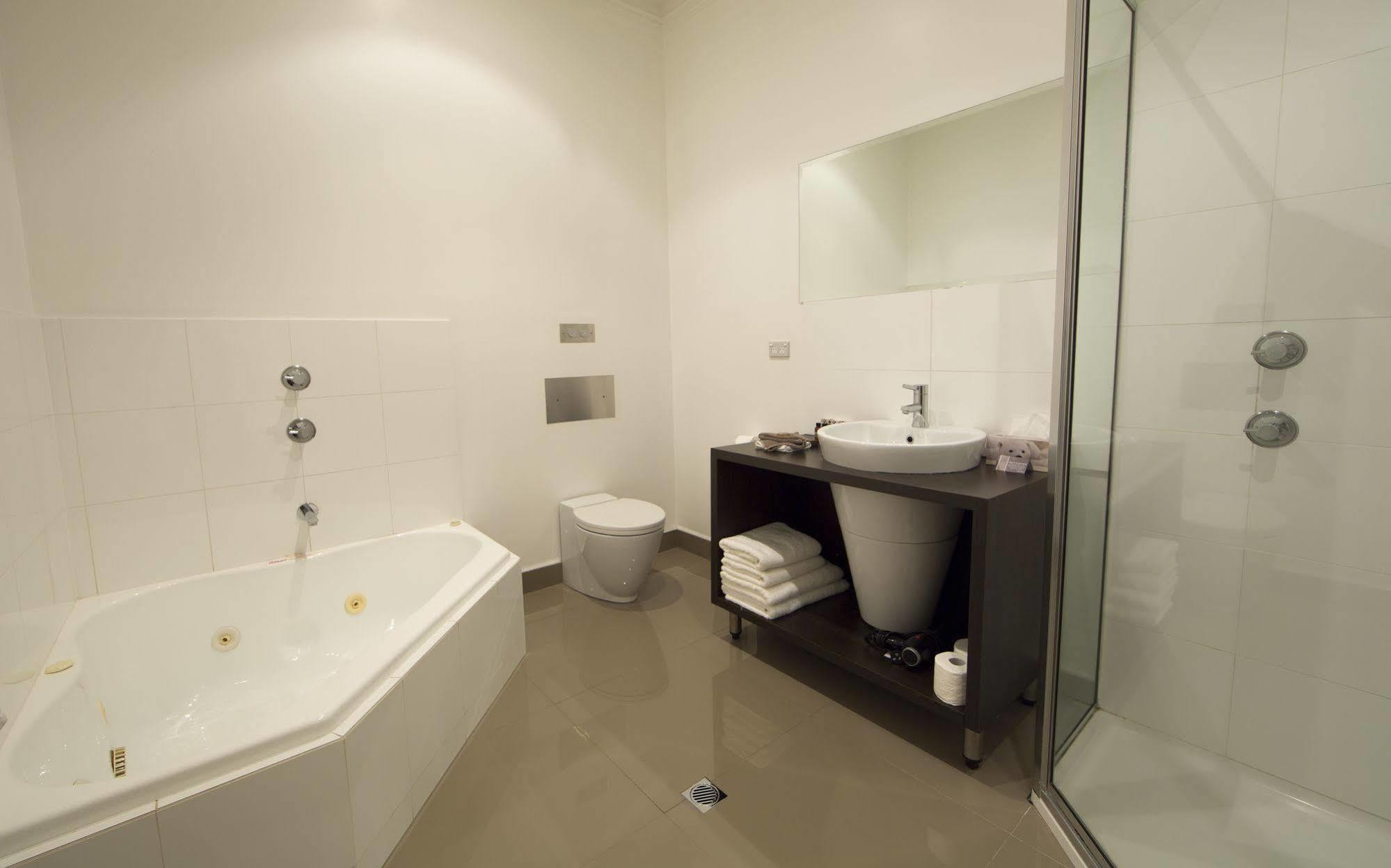 Ikon Hotel Берни Экстерьер фото